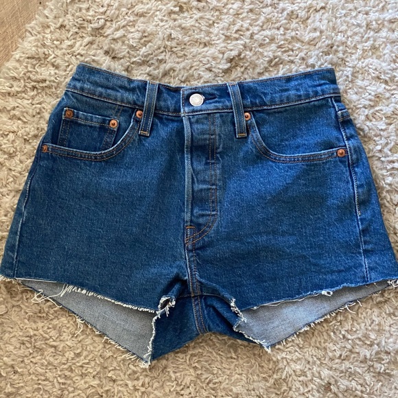 501 Levi’s Jean cut off shorts - Picture 2 of 6